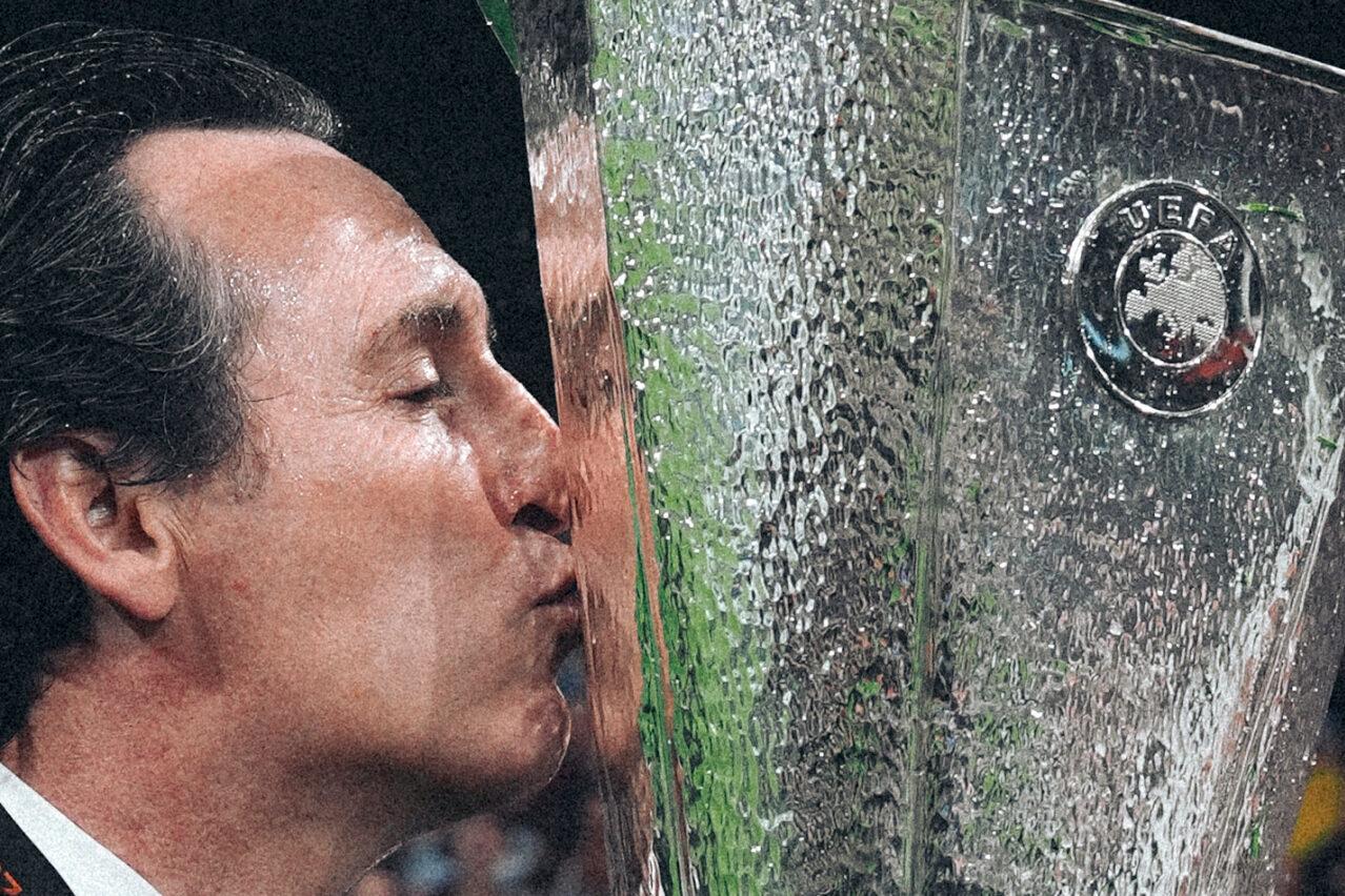 Unai Emery kisses Europa League trophy
